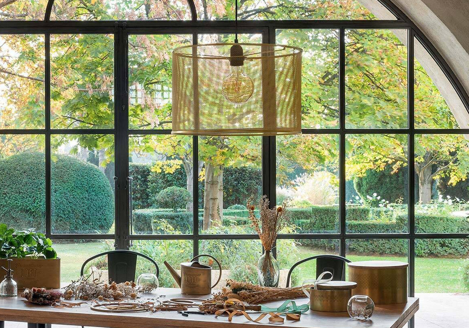 W centrum światła.