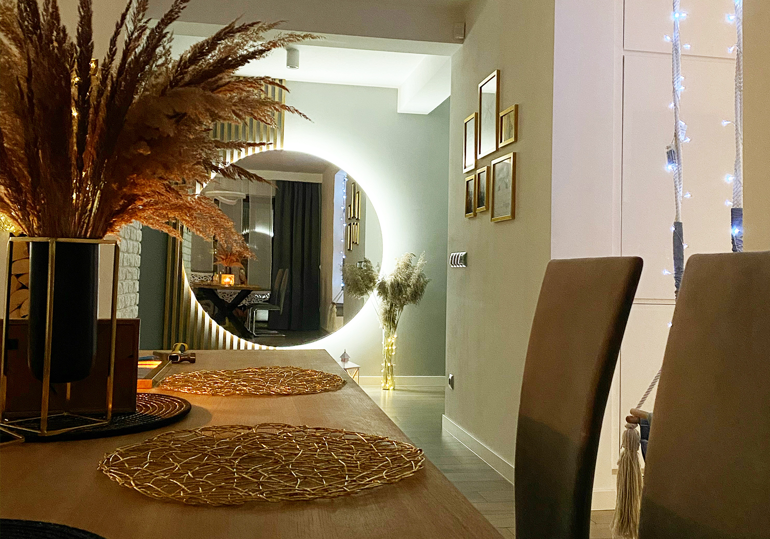 Wnętrze wokół drewna. 